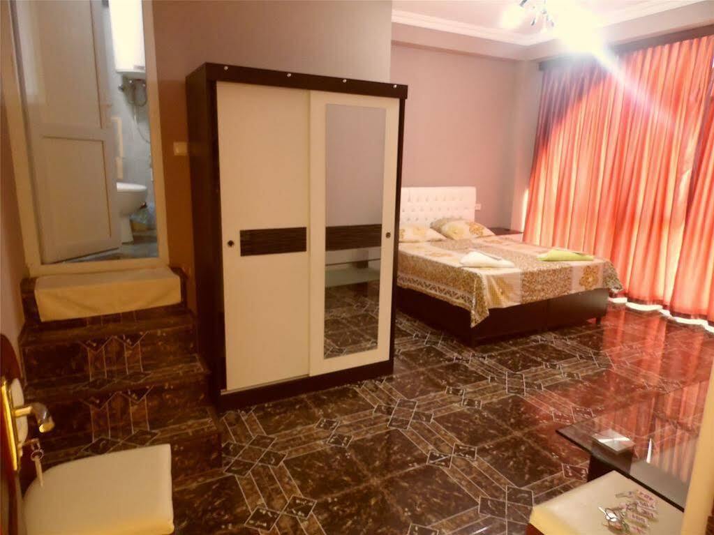 Hotel Eurasia Batumi Esterno foto